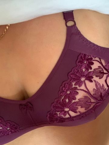 Глория Пышная Брюнетка